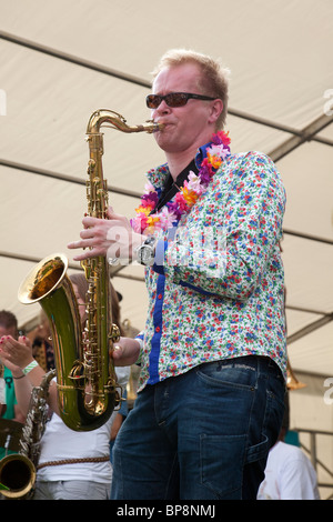 Le saxophoniste du mâle big band néerlandais Stroat Ensemble, l'exécution à l'Edinburgh Mela 2010 à Leith Links Banque D'Images