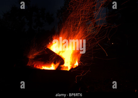 Close-up de feu brûler dans camp Banque D'Images