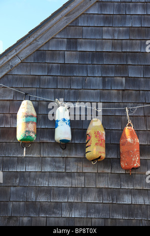 La pendaison des bouées sur mur à Peggy's Cove en Nouvelle-Écosse, au Canada, en Amérique du Nord. Photo par Willy Matheisl Banque D'Images