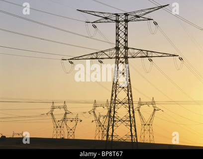 Pylônes et lignes électriques au coucher du soleil. L'Allemagne, de l'Europe Banque D'Images