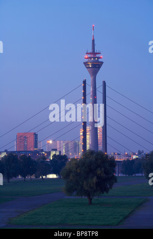 Matin, vue de Duesseldorf - Oberkassel à Düsseldorf et tour de télévision (Rheinturm) et Rheinkniebruecke (pont), Lowe Banque D'Images