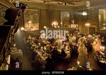 Claerchens, Ballhaus Berlin Mitte, parti aux chandelles avec des chanteurs d'opéra en costume, Berlin, Allemagne Banque D'Images