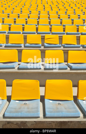 Sièges jaunes dans sports city stadium Beyrouth Liban Banque D'Images