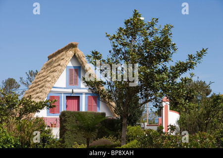 Une traditionnelle maison de Palheiro à pans, Santana, Madeira, Portugal Banque D'Images