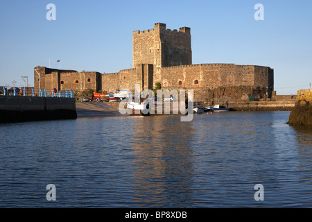 Carrickfergus castle vue depuis le port le comté d'Antrim en Irlande du Nord uk Banque D'Images