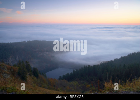 Vue depuis la montagne Feldberg au Feldsee (lac), le Lever du Soleil, Automne, Forêt Noire, Bade-Wurtemberg, Allemagne, Europe Banque D'Images