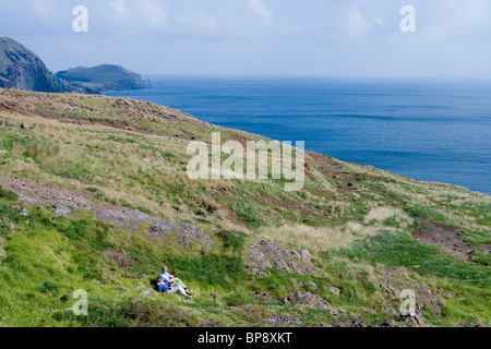 Les randonneurs à pied pour se détendre sur une plage de Ponta de Sao Laurenco, près de Canical, Madeira, Portugal Banque D'Images