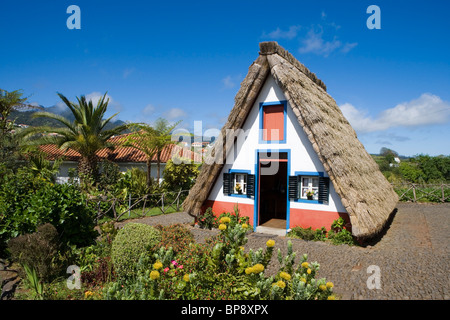 Une traditionnelle maison de Palheiro à pans, Santana, Madeira, Portugal Banque D'Images