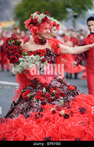Robe Femme avec plein de roses à la Fête des Fleurs de Madère, Parade Funchal, Madère, Portugal Banque D'Images