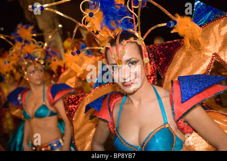 Femme en costumes colorés au défilé du carnaval, Funchal, Madeira, Portugal Banque D'Images