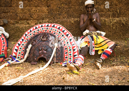 Un danseur Theyyam repose par sa coiffure portez après au Kerala, en Inde. Banque D'Images