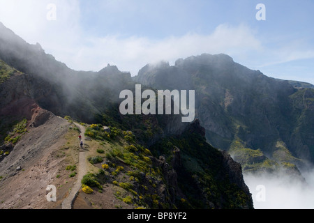 Les randonneurs sur un sentier pédestre entre Pico do Arieiro et Pico Ruivo Montagnes, Pico do Arieiro, Madeira, Portugal Banque D'Images