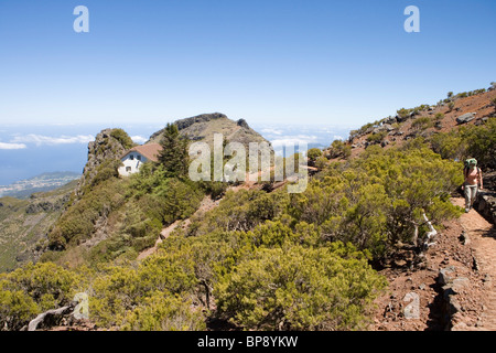 Les randonneurs sur un sentier à Pico Ruivo, sommet du Pico Ruivo, Madeira, Portugal Banque D'Images