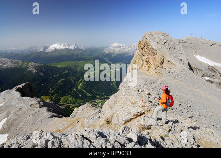 Woman enjoying view de la Varella à Marmolada et Piz Boe, Naturpark Fanes-Sennes-Prags, Dolomites, Trentino-Alto Adige/Sud Banque D'Images
