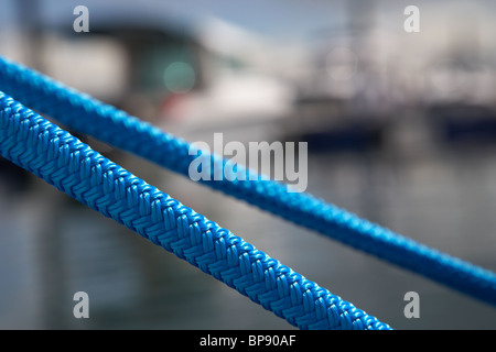 Enseigne bleu serré amarres dans une marina au Royaume-Uni Banque D'Images