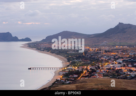 Vila Baleira au crépuscule vu de Portela, Porto Santo, près de Madère, Portugal Banque D'Images