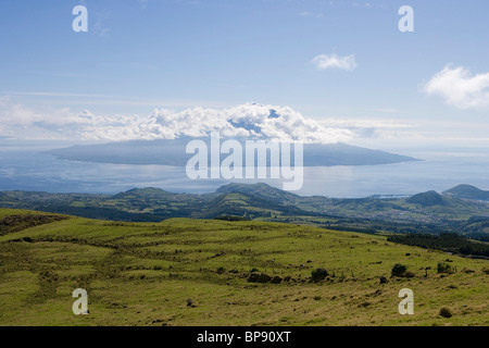 Voir à partir de la Reserva Natural da Caldeira do Faial avec l'île de Pico dans la distance, l'île de Faial, Açores, Portugal, Europe Banque D'Images