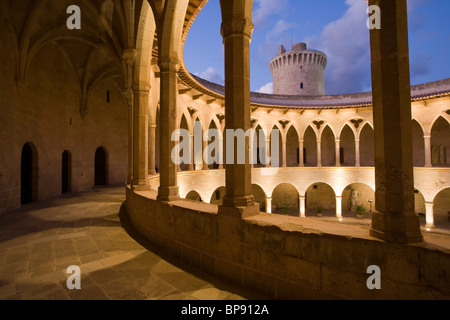 Castell de Bellver avec garder à la tombée de la tour, Palma, Majorque, Îles Baléares, Espagne, Europe Banque D'Images