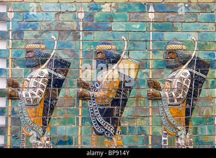 Les carreaux de couleur montrant un garde du corps royal du palais de Darrius I au Musée Pergamon de Berlin Allemagne Banque D'Images