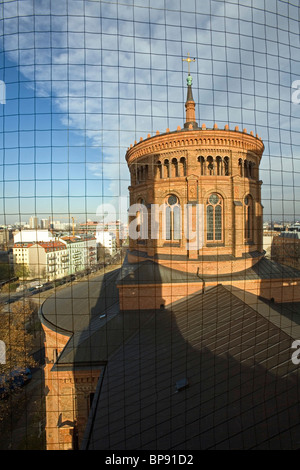 L'église St Thomas, oiseau net, rouge brique, Kreuzberg, Mariannenplatz, Berlin, Allemagne Banque D'Images