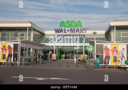 L'ASDA et Wallmart logos et signes au-dessus de l'entrée d'un magasin dans les Midlands, au Royaume-Uni. Banque D'Images