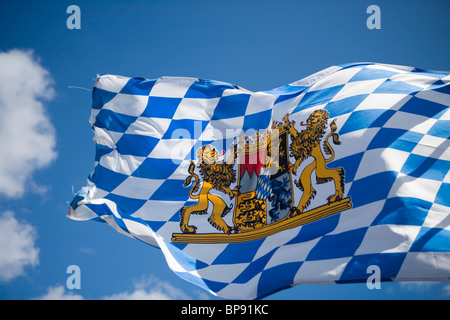 Drapeau bavarois dans le vent lors d'une fête à thème bavarois à bord du bateau MS Delphin Voyager, Fruehschoppen urbain v Banque D'Images