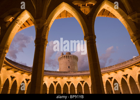 Castell de Bellver avec garder à la tombée de la tour, Palma, Majorque, Îles Baléares, Espagne, Europe Banque D'Images