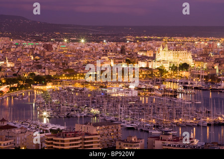 Vue sur le port à la tombée de Castell de Bellver, Palma, Majorque, Îles Baléares, Espagne, Europe Banque D'Images