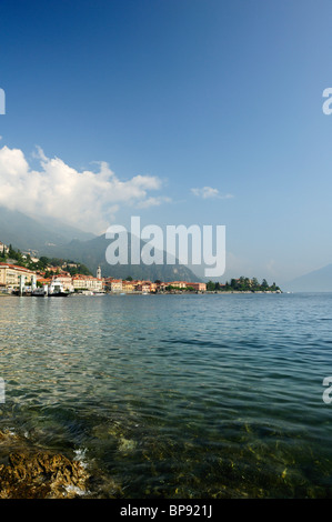 Vue sur le lac de Côme Menaggio avec Monti Lariani en arrière-plan, Menaggio, Lombardie, Italie Banque D'Images