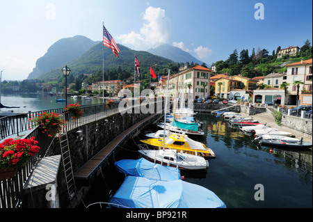 Marina et promenade au bord du Lac de Côme, Menaggio, Lombardie, Italie Banque D'Images