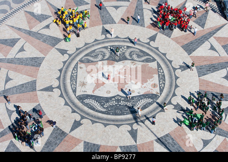 Les gens sur la carte Mosaïque, Vue du haut de la Monument des Découvertes, Padrao dos Descobrimentos, Belém, Lisbonne, Lisbonne, Banque D'Images