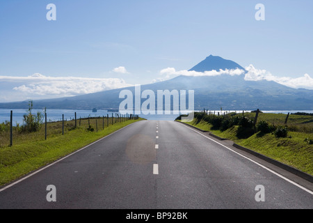 Route avec vue vers l'île de Pico, Horta, île de Faial, Açores, Portugal, Europe Banque D'Images