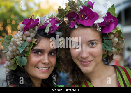 Deux jeunes femmes en costumes colorés à la Fête du Vin de Madère, Funchal, Madeira, Portugal Banque D'Images