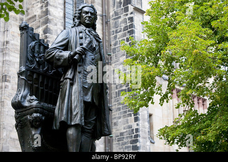 Johann Sebastian Bach monument, saint Thomas d'église en arrière-plan, Leipzig, Saxe, Allemagne Banque D'Images