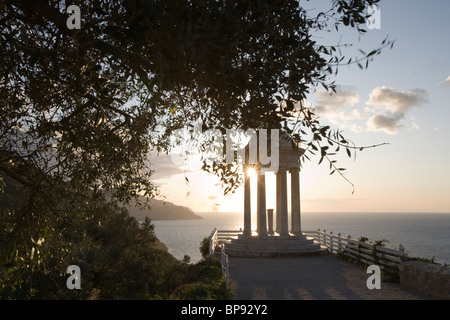 Silhouette d'un belvédère à Son Marroig, près de Deia, Mallorca, Iles Baléares, Espagne, Europe Banque D'Images
