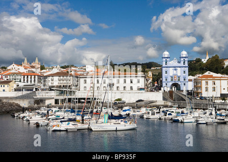 Voiliers dans le port de plaisance et l'église de la Misericordia, Angra do Heroismo, l'île de Terceira, Açores, Portugal, Europe Banque D'Images