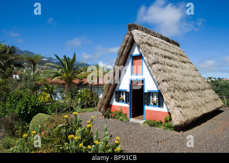 Une traditionnelle maison de Palheiro à pans, Santana, Madeira, Portugal Banque D'Images