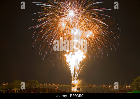 D'artifice au-dessus du lac Steinhude près de Hanovre, Basse-Saxe, Allemagne du nord Banque D'Images