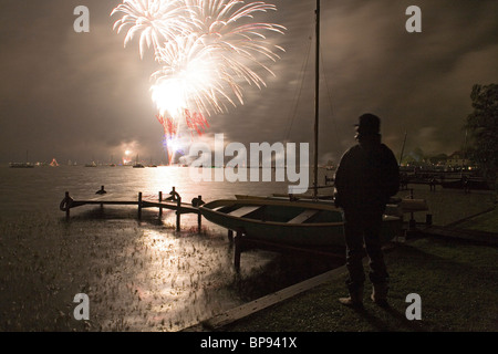 D'artifice au-dessus du lac Steinhude près de Hanovre, Basse-Saxe, Allemagne du nord Banque D'Images