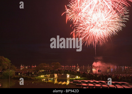 D'artifice au-dessus du lac Steinhude près de Hanovre, Basse-Saxe, Allemagne du nord Banque D'Images