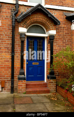 Traditionnel britannique Edwardian Brick Terrace House Cottage porte avant peint bleu marine avec fenêtre de Transom de fanlight Banque D'Images