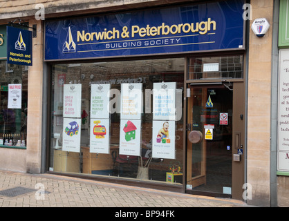 Le logo & shop avant de la Norwich et Peterborough Building Society, à Stamford, Lincolnshire, Royaume-Uni.. Banque D'Images