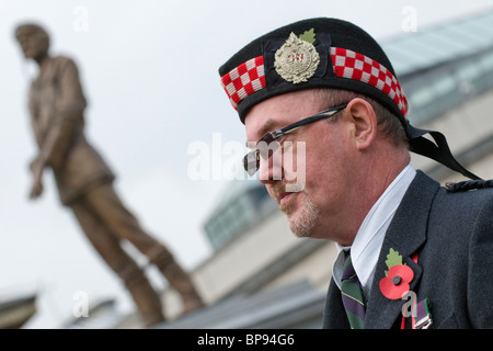 Le Jour du souvenir. Les gens se rassemblent à Trafalgar Square pour les deux minutes de silence et de placer les pétales de pavot de fontaines. Banque D'Images