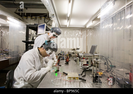 Centre Laser, des chercheurs scientifiques en vêtements de protection, de laboratoire, de Hanovre, Basse-Saxe, Allemagne Banque D'Images