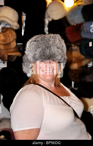 Touriste portant chapeau de fourrure russes, Saint-Pétersbourg, Russie, Région Nord-Ouest Banque D'Images