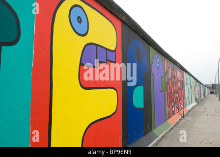 Les peintures sur le mur de Berlin à l'East Side Gallery Berlin city Allemagne Banque D'Images