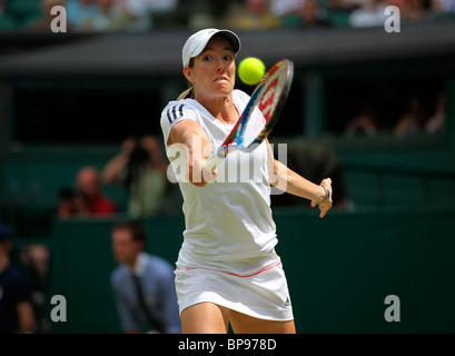 Justine Henin de Belgique à l'action au tournoi de Wimbledon 2010 Banque D'Images