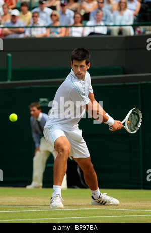 Novak Djokovic la Serbie en action au tournoi de Wimbledon 2010 Banque D'Images