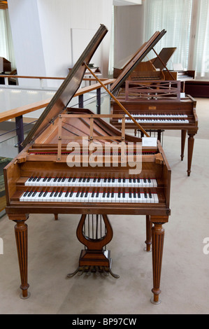 Vieux cembalos sur l'affichage à l'Hard Museum ou Musée des Instruments de musique à Mitte Berlin Allemagne Banque D'Images