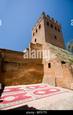 Tapis dans la cour de la kasbah à Chefchaouen, Maroc Banque D'Images